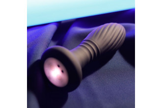 Черная анальная пробка с вибрацией и LED-подсветкой - 11,9 см.