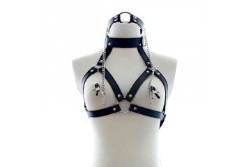 Черная портупея на грудь с кляпом и зажимами для сосков