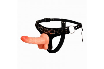 Реалистичный страпон на трусиках с заклепками - 15,7 см.