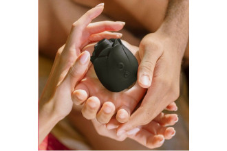 Черный клиторальный стимулятор Black Rose Silicone Clitoral Suction