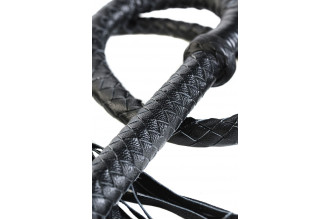 Длинный кожаный кнут с хлопушками на конце