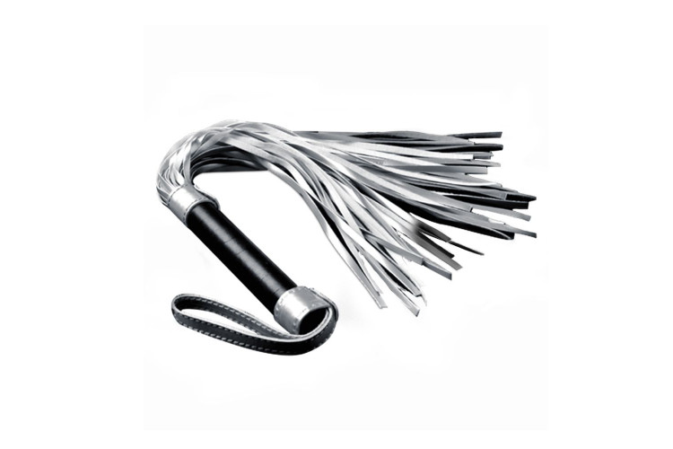 Серебристая плетка Struggle My Flogger с черной ручкой - 45 см.