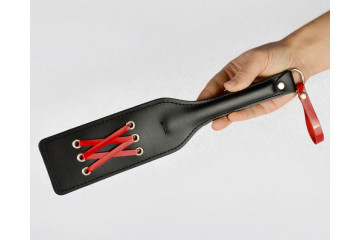 Черная кожаная шлепалка с красными лаковыми лентами