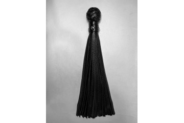 Черная генитальная кожаная плеть - 30 см.