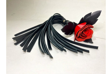 Черная кожаная плеть с красной лаковой розой в рукояти - 40 см.