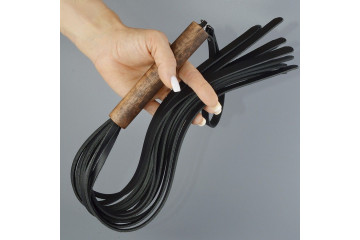 Черная кожаная плеть с деревянной рукоятью - 58 см.