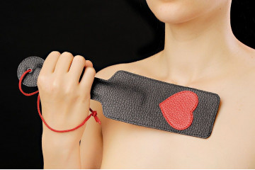 Чёрная хлопалка с сердечком и петлёй