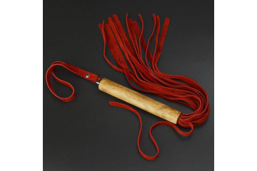 Красная велюровая плеть с деревянной рукоятью - 44 см.