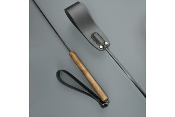 Черный кожаный стек с деревянной рукоятью - 69 см.