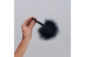 Черная перьевая кисточка с гладкой ручкой Caressing Feather