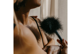 Черная перьевая кисточка с гладкой ручкой Caressing Feather