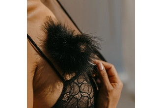 Черная перьевая кисточка с гладкой ручкой Caressing Feather