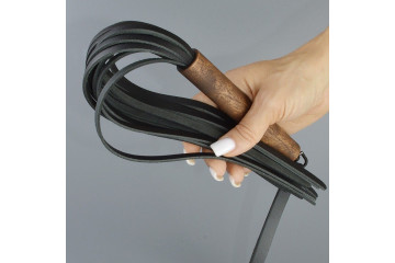 Черная кожаная плеть с деревянной рукоятью - 44 см.