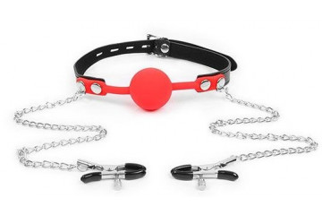 Красный кляп-шарик с зажимами на соски на металлической цепочке