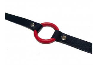 Красный кляп-кольцо на черных кожаных ремешках