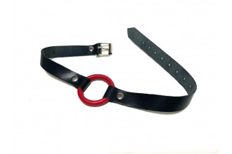 Красный кляп-кольцо на черных кожаных ремешках