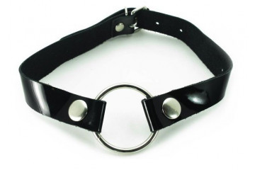 Кляп-кольцо на чёрных лаковых ремешках с кнопками