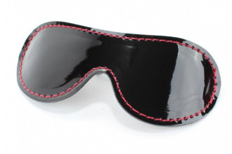 Чёрная лаковая маска из кожи с красной строчкой