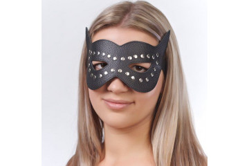 Чёрная кожаная маска с клёпками и прорезями для глаз