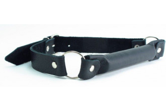 Черный кожаный кляп-трензель на кольцах