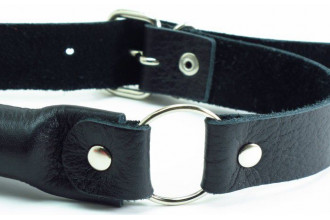 Черный кожаный кляп-трензель на кольцах