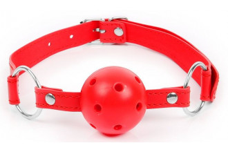 Красный кляп-шарик на регулируемом ремешке с кольцами