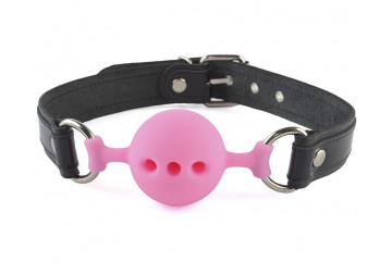 Розовый кляп-шар на черных кожаных ремешках