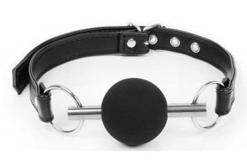 Черный силиконовый кляп-шарик на ремешке