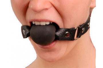 Кляп-шар на чёрных кожаных ремешках