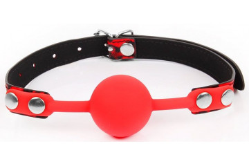 Красный кляп-шарик с черным регулируемым ремешком