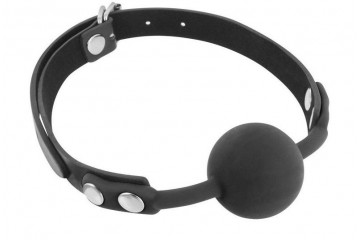 Черный силиконовый кляп-шарик на ремешках