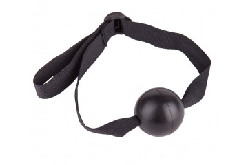 Черный кляп-шар на ремешках с пряжками