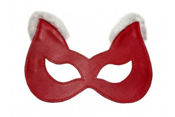 Красная маска из натуральной кожи с белым мехом на ушках