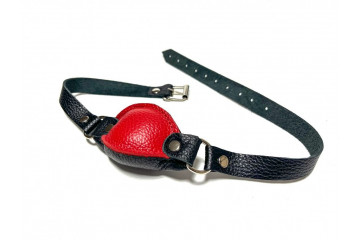 Красно-черный кожаный кляп на ремешках с пряжкой