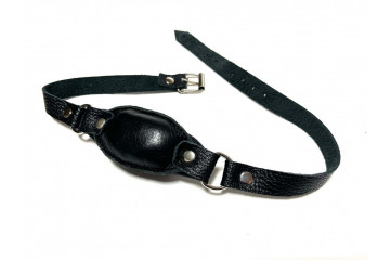 Черный кожаный кляп на ремешках с пряжкой
