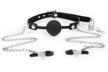 Черный кляп-шарик с зажимами на соски на металлической цепочке