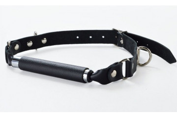Чёрный кляп-трензель на кожаных ремешках с застёжкой