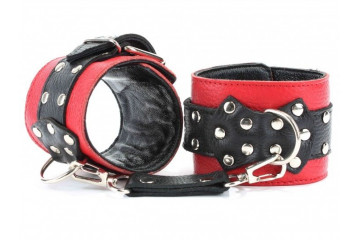 Красные наручники с чёрными проклёпанными ремешками с пряжкой
