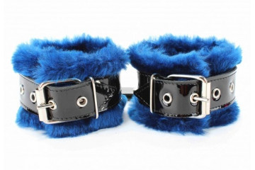 Синие меховые наручники с ремешками из лакированной кожи
