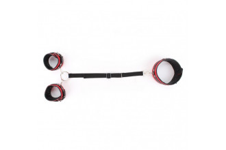 Красно-черная фиксация из перфорированной кожи Красно-черная фиксация из перфорированной кожи