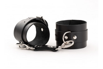Черные кожаные наручники со сцепкой