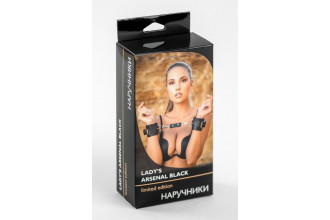 Черные кожаные наручники со сцепкой