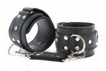Чёрные кожаные наручники