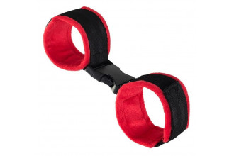Красно-черные велюровые наручники Anonymo