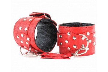 Красные кожаные наручники