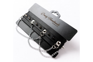 Черный чокер с шипами и металлическими цепочками