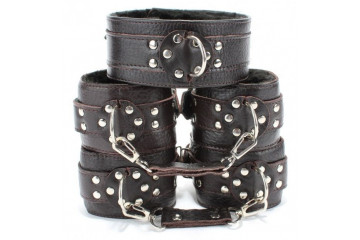 Набор коричневых фиксаторов: наручники с мехом, наножники и ошейник