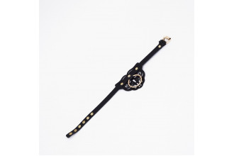 Черный чокер с клепками и золотистой фурнитурой