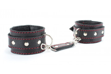 Черные оковы на ноги с красной строчкой