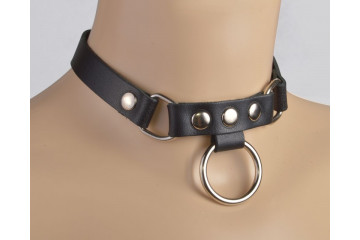 Черный чокер с клепками и кольцом